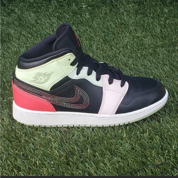 Jordan 1 Mid in great condition. Outsoles glow in dark. Size 5.5Y/7 in women’s. - Picture 2 of 6
